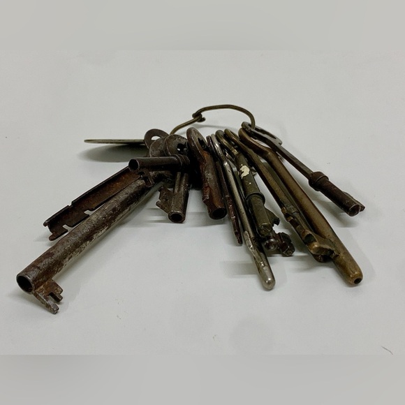 (Lot of 12) Antique Skeleton Keys Property of Chicago Insurance Company Keyring - Picture 13 of 16